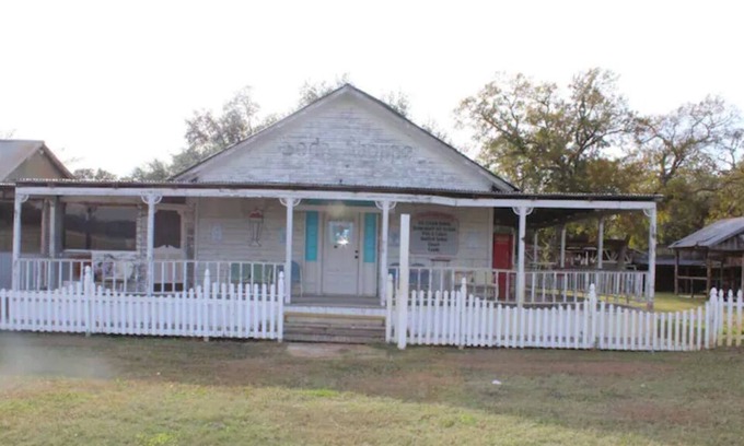 Morgan Mill Cottage | The Soda Shoppe-@ Rooms at The Oak Dale