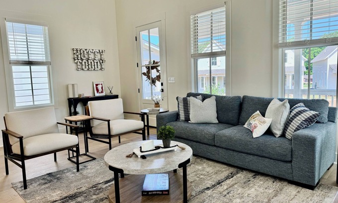 Oxford House | The Southern Charm - NEW, <1 mile to the square. 30+ day stays avail seasonally