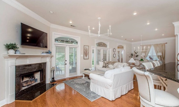 Covington House | The Southern House | Canal View & Pet Friendly