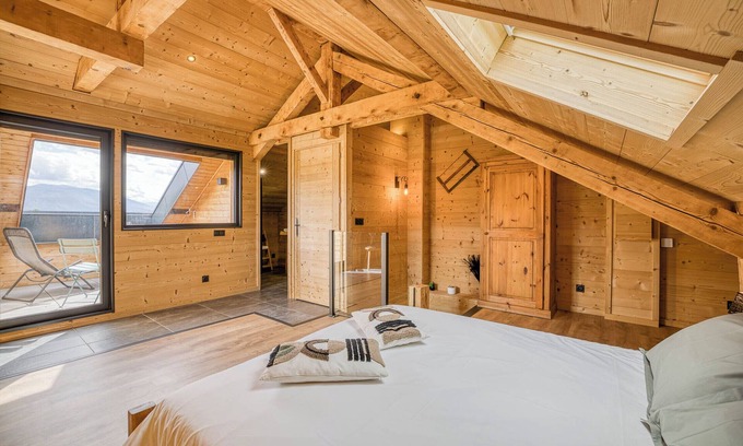 Epagny-Metz-Tessy Apartment | The squirrel, at the carpenter of yesteryear
