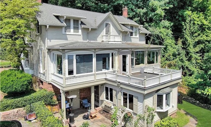 Nyack House | "The Stable" A Charming 3-bedroom house in Nyack with a Tennis Court