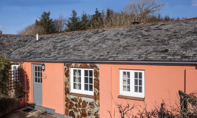 Hartland Cottage | The Stables, shared hot tub and sauna