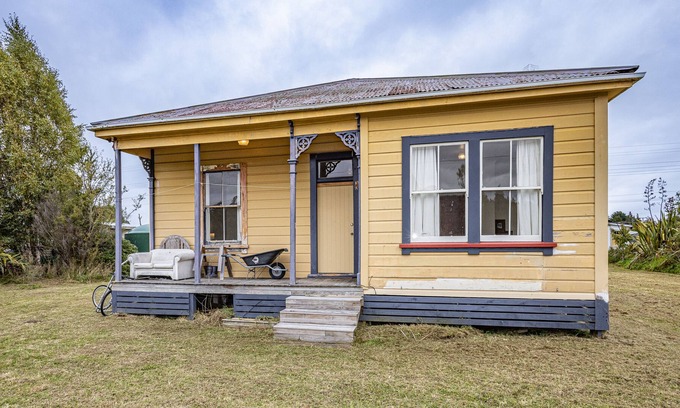 Rangataua House | The Stationmasters Cottage - Rangataua Holiday Home