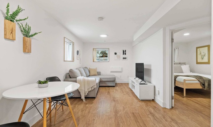 Sunnyside House | The Sunday | Charming Private Suite in Calgary