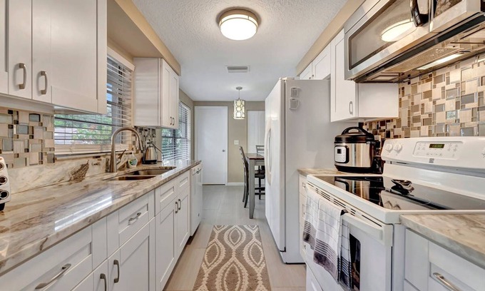 Tarpon Springs House | The Tarpon Treasure - Family Home 5 Mins to Beach