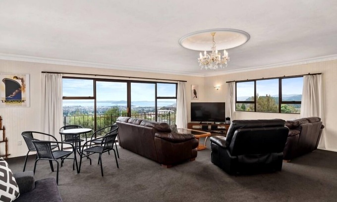 Rotorua House | THE TOP DECK (LONGER DISCOUNTED CORPORATE STAYS ARE WELCOME)