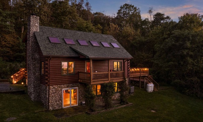 Front Royal Apartment | The Trillium Cabin | Modern Log Retreat with Hot Tub, Game Room & Mountain Views