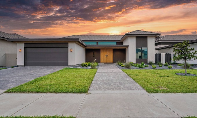 Edinburg House | The Ultimate Retreat Home