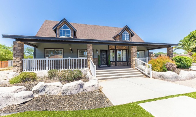 Gilbert House | The Unbelievable Spacious 9-bedroom house in charming Gilbert, pool and hot tub