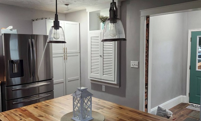 Springfield House | "The Vicky" A warm spacious 6-bedroom home in Springfield's Historic District!