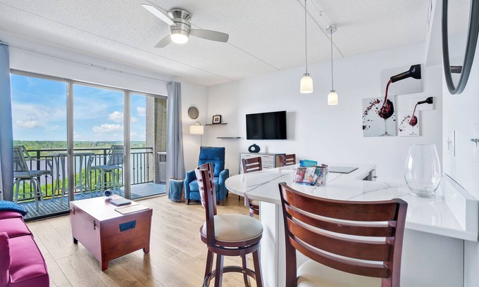 Downtown Wilmington Condo | The View! On Water Street! Free parking.