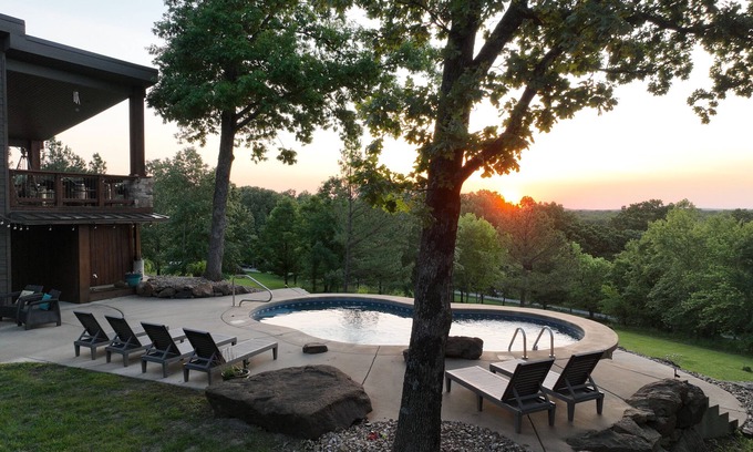 Equality Cabin | THE VIEWS! Minutes from Garden of the Gods, Shawnee with Highland cows & a pool!