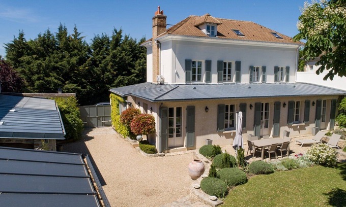 Saint-Nom-la-Breteche Villa | The Villa Estrella-Les Demoiselles in Versailles