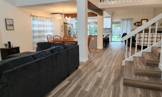 Louetta House | The Vintage Cozy Bungalow Tranquil 3-bedroom House in Tomball AC Near Everything