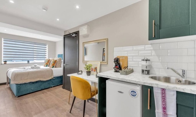 Shacklewell Apartment | The Wanderlust Studio: Travelers' Haven