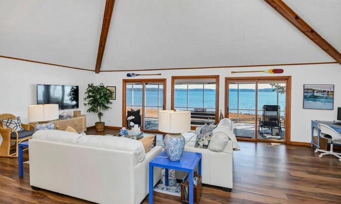 Prosperity House | The Waters Edge Sleeps 8