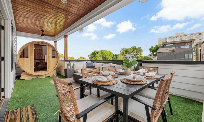 Edgehill House | The Waylon - Newly Redesigned, Rooftop w/Sauna