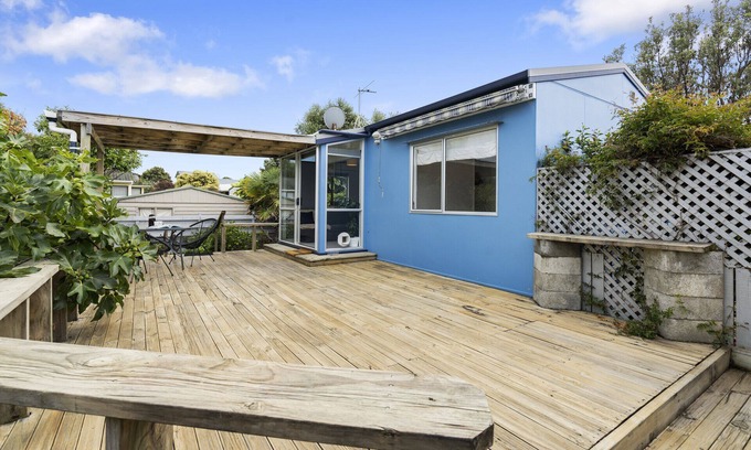 Waikanae House | The Wee Blue Bach - Waikanae Beach Holiday Home