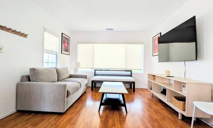 Del Aire House | The West End