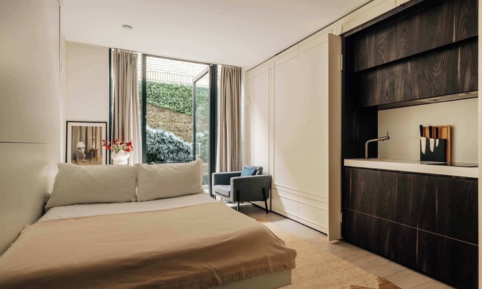 Shepherd's Bush Apartment | The Westlight: Bright LG Studio in White City