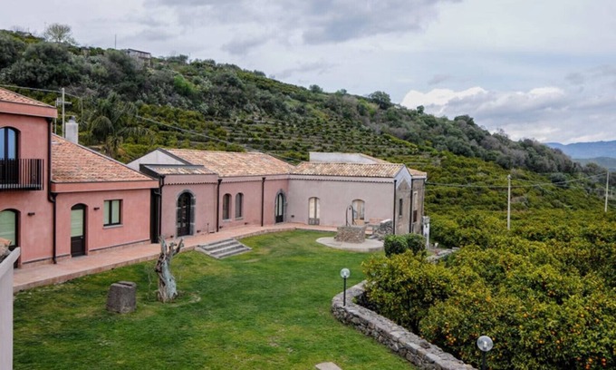 Calatabiano Other | The White House - The Oval Garden