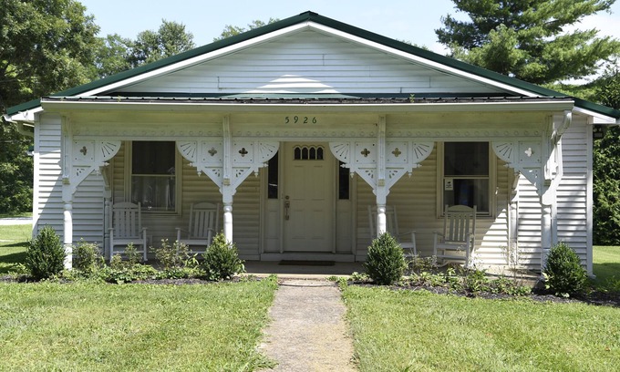 Bagdad House | The White House in Bagdad! On the Bourbon Trail and 40 minutes from Valhalla.