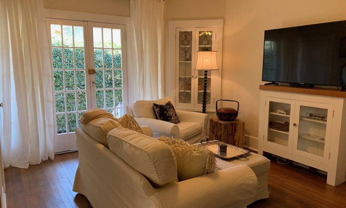 Oak Park Apartment | The White House@The Whiskey Hotel