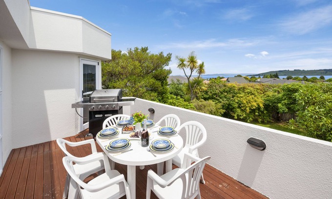 Wharewaka Cottage | The White House - Taupo Holiday Home