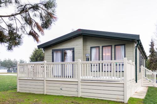 Allerthorpe Cabin | The White Rose Lodge with Hot Tub