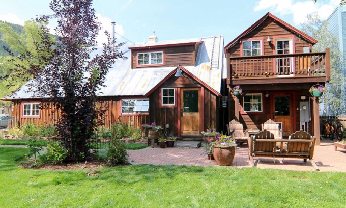 Crested Butte House | The Whiterock House @crestedbuttecohome, Cozy 3 Bed, 2 Bath w/Hot Tub, Pups Welcome, Sleeps 8