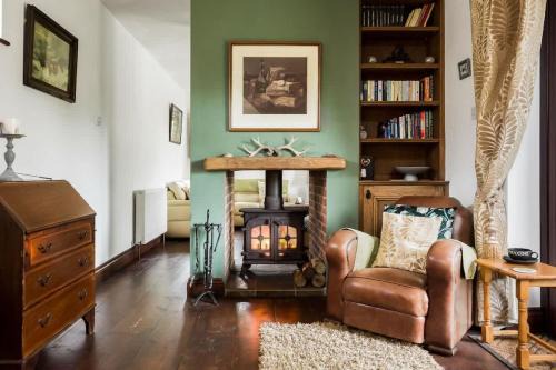 Christchurch House | The Willows - Charming Railway Woodland Cottage with Log Burner
