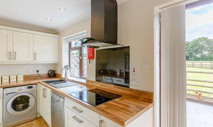 Wall-under-heywood House | THE WILLOWS, family friendly, with a garden in Much Wenlock
