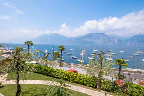 Assenza Apartment | The window on the lake