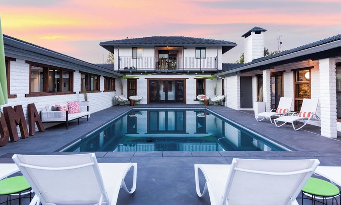 Sonoma House | The Wolf & Horseshoe – Sonoma Designer Wine Country Farmstay. Pool & 4 Ensuites.