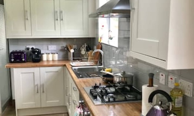 Headington House | The Woodfarm Lodge - 3 Bedroom House with parking