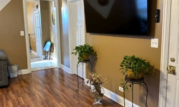 Woodlawn Apartment | The Woodlawn Oasis is an absolutely beautiful newly rehabbed apartment!