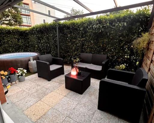 La Source House | The56 - Private Garden Jacuzzi and Private Parking