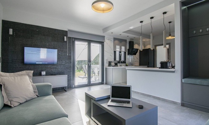 Nea Iraklia Villa | TheaSea Villa cooling & heated floor
