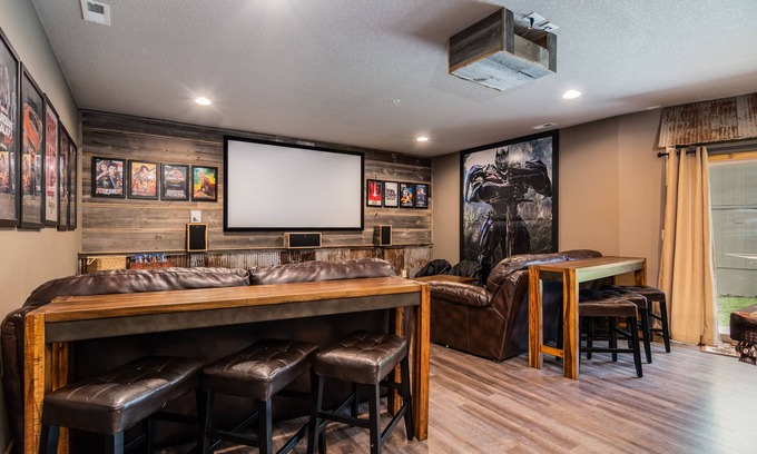 Hollister Cabin | THEATER/GAME ROOM w/100” Screen! Pool Table! Dining Seats 20! 3 Living Areas!