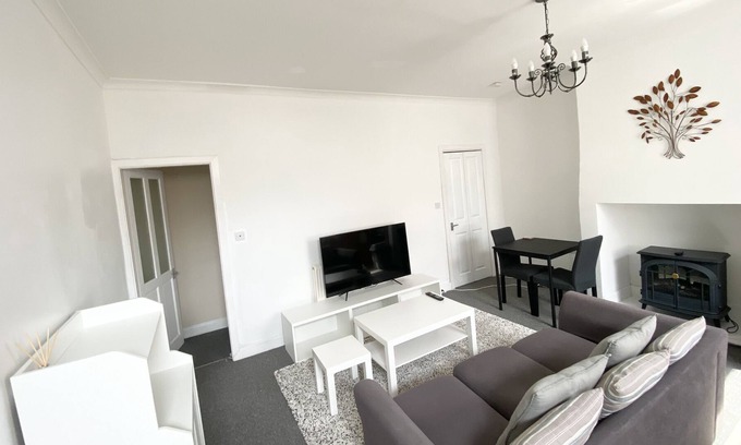 Cleckheaton House | Thepropertyfocus - Stylish 2-bedroom House