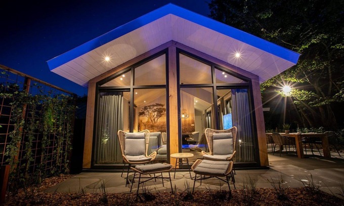 Municipality of Rhenen House | These modern Lodges with heated Dipping Pool are equipped with every luxury and comfort for 6 people.