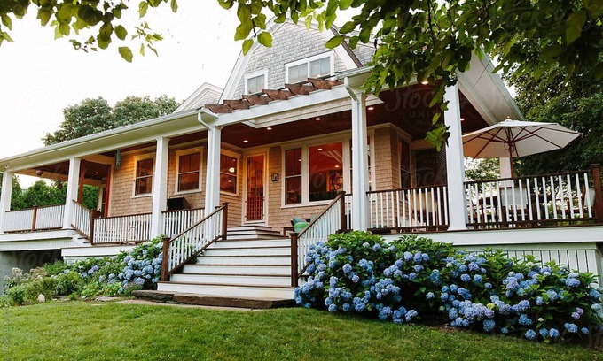 Greenbush House | Third Cliff Scituate.Easy walk to Downtown and Peggoty and SPIT beaches