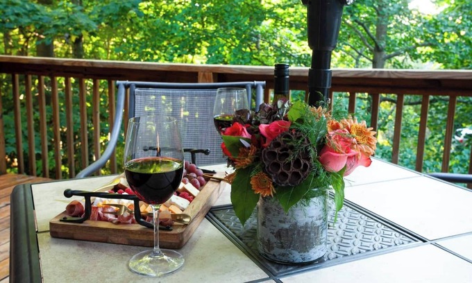 Saugatuck Cabin | This cabin is a 2 bedroom(s), 1.5 bathrooms, located in Saugatuck, MI.