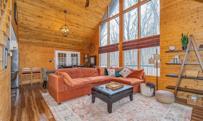 The Woods Ski Chalet | This chalet is a 3 bedroom(s), 2 bathrooms, located in Hedgesville, WV.