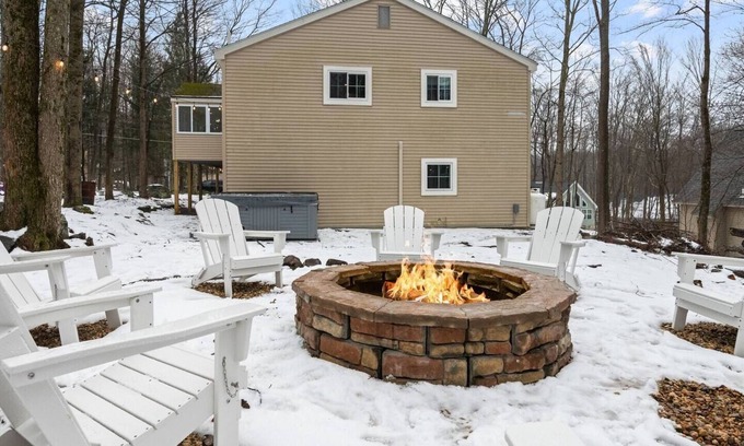 Thornhurst Ski Chalet | This chalet is a 4 bedroom(s), 3 bathrooms, located in Coolbaugh Township, PA.
