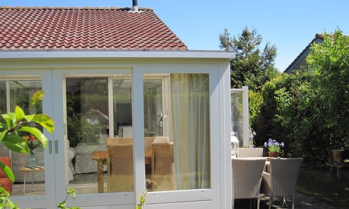 Egmond aan den Hoef House | This completely renovated and fresh bungalow is situated in a quiet park in Egmond aan den Hoef.