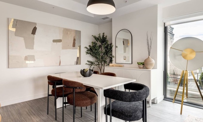 Eau Claire Condo | This condominium is a 3 bedroom(s), 2 bathrooms, located in Calgary, AB.