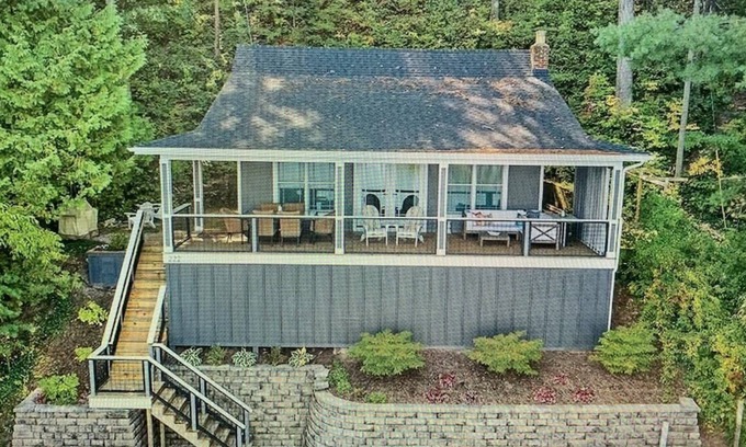 Newaygo Cottage | This cottage is a 2 bedroom(s), 1 bathrooms, located in Newaygo, MI.
