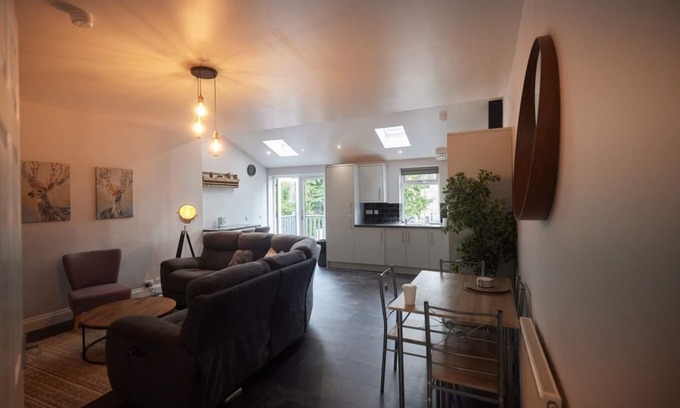 Larkhall House | This house is a 3 bedroom(s), 2 bathrooms, located in Stonehouse, Scotland.