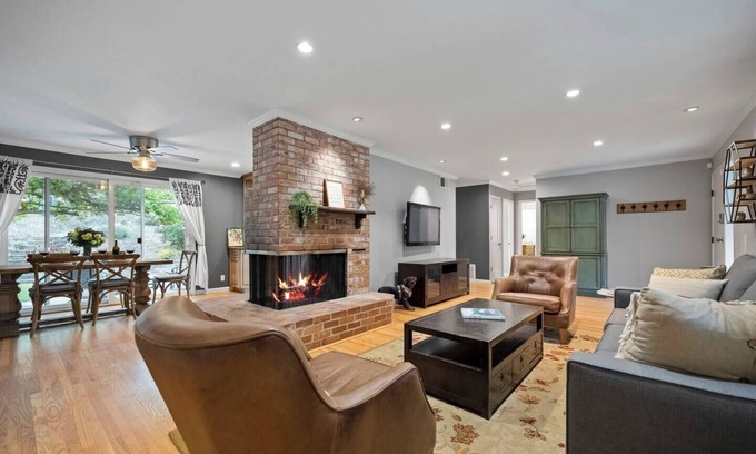 San Rafael House | This house is a 3 bedroom(s), 2 bathrooms, located in San Rafael, CA.